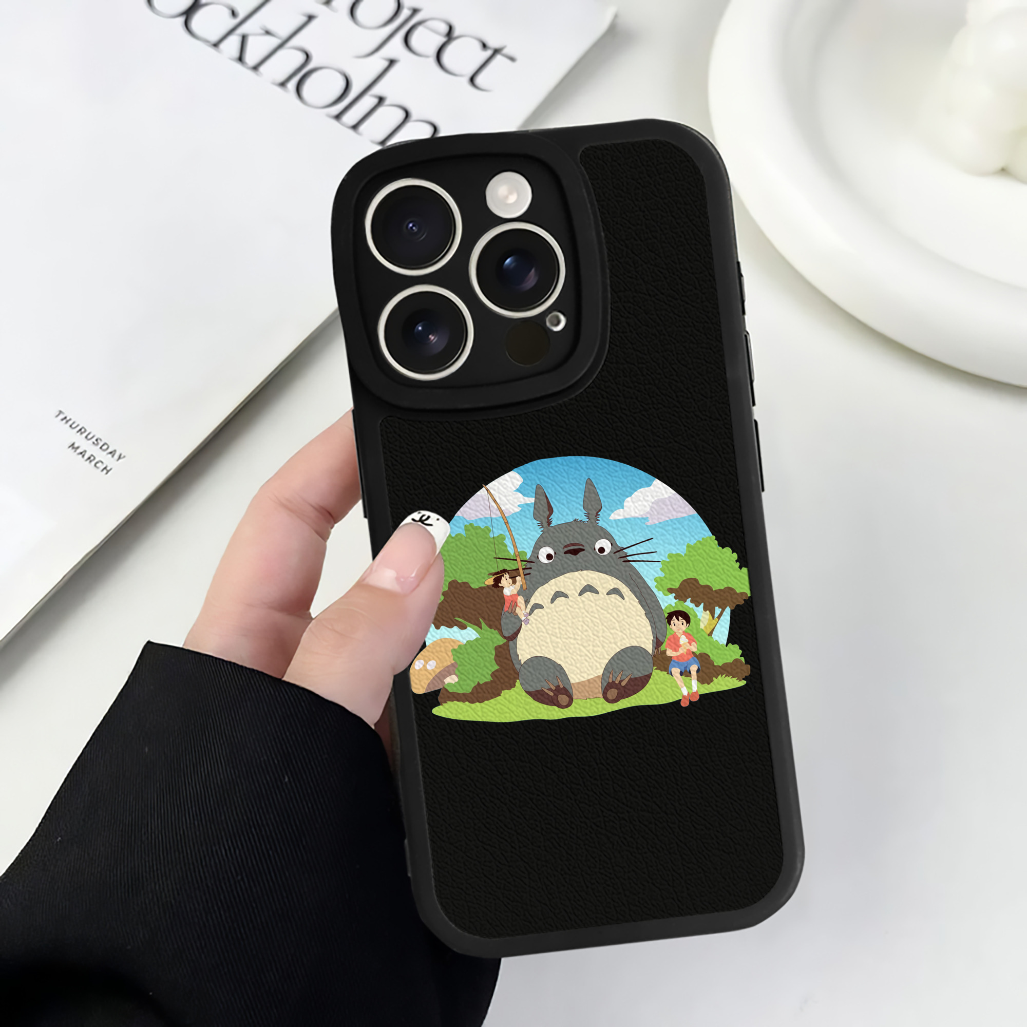 （画像用） となりのトトロ 草壁メイ 草壁サツキ My Neighbor Totoro Satsuki Kusakabe Mei Kusakabe 【iPhone 16シリーズ対応】シリコンスマホケース（レザー調） 材質：シリコン